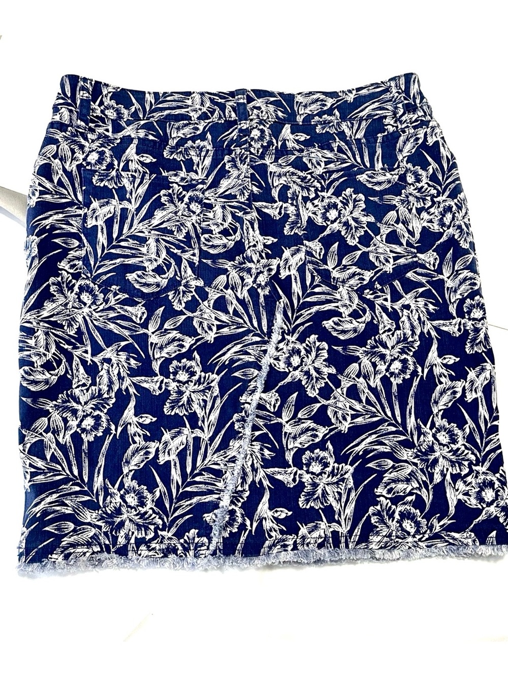 Tommy Bahama ECLIPSE Denim Pencil Skirt Knee Length Stretch Confident Vacation